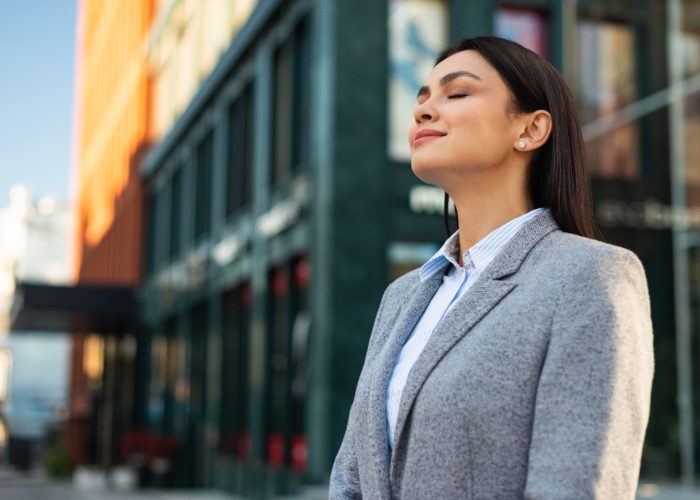 side-view-businesswoman-outdoors-city